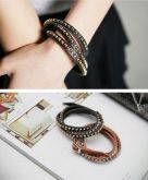 pulseira preta de couro com tachas fina